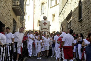 Los artajoneses se congregaron debajo del balcón del ayuntamiento para recibir las fiestas patronales, en honor a la Virgen de Jerusalén.