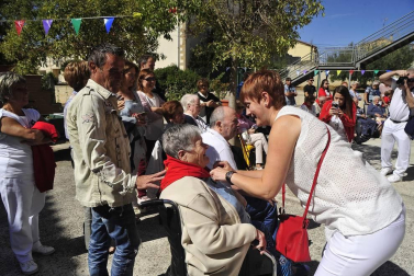 Los artajoneses se congregaron debajo del balcón del ayuntamiento para recibir las fiestas patronales, en honor a la Virgen de Jerusalén.