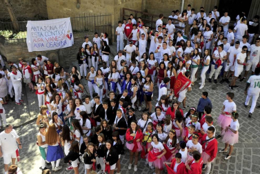 Los artajoneses se congregaron debajo del balcón del ayuntamiento para recibir las fiestas patronales, en honor a la Virgen de Jerusalén.