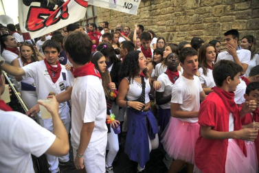 Los artajoneses se congregaron debajo del balcón del ayuntamiento para recibir las fiestas patronales, en honor a la Virgen de Jerusalén.