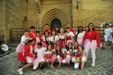 Los artajoneses se congregaron debajo del balcón del ayuntamiento para recibir las fiestas patronales, en honor a la Virgen de Jerusalén.