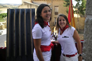 Los artajoneses se congregaron debajo del balcón del ayuntamiento para recibir las fiestas patronales, en honor a la Virgen de Jerusalén.