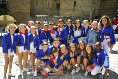 Los artajoneses se congregaron debajo del balcón del ayuntamiento para recibir las fiestas patronales, en honor a la Virgen de Jerusalén.