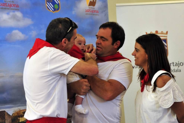 Los artajoneses se congregaron debajo del balcón del ayuntamiento para recibir las fiestas patronales, en honor a la Virgen de Jerusalén.