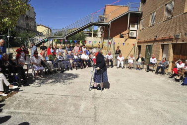Los artajoneses se congregaron debajo del balcón del ayuntamiento para recibir las fiestas patronales, en honor a la Virgen de Jerusalén.