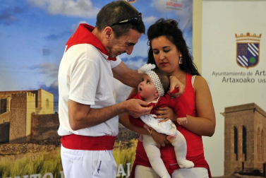 Los artajoneses se congregaron debajo del balcón del ayuntamiento para recibir las fiestas patronales, en honor a la Virgen de Jerusalén.