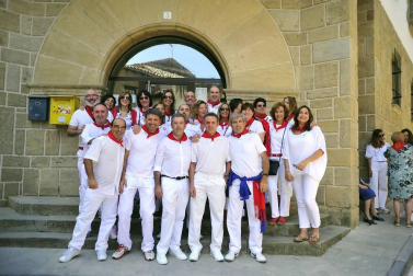 Los artajoneses se congregaron debajo del balcón del ayuntamiento para recibir las fiestas patronales, en honor a la Virgen de Jerusalén.