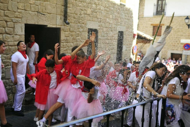 Los artajoneses se congregaron debajo del balcón del ayuntamiento para recibir las fiestas patronales, en honor a la Virgen de Jerusalén.