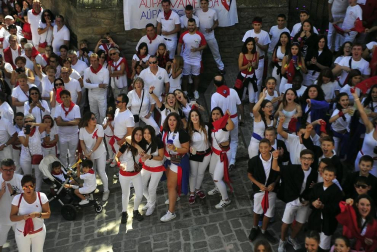 Los artajoneses se congregaron debajo del balcón del ayuntamiento para recibir las fiestas patronales, en honor a la Virgen de Jerusalén.