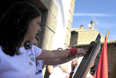 Los artajoneses se congregaron debajo del balcón del ayuntamiento para recibir las fiestas patronales, en honor a la Virgen de Jerusalén.
