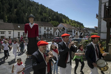 La diversidad es una seña de identidad de Ochagavía y así quedó puesto de manifiesto este año en el inicio festivo