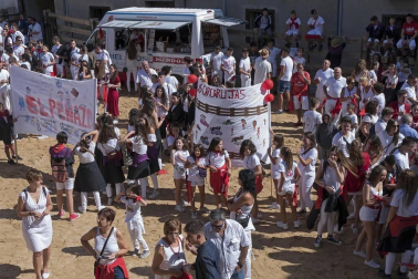 Eduardo Sanz, teniente de alcalde y concejal de Cárcar, fue el encargado de iniciar las fiestas en honor a la Santa Cruz