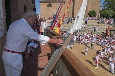 Eduardo Sanz, teniente de alcalde y concejal de Cárcar, fue el encargado de iniciar las fiestas en honor a la Santa Cruz