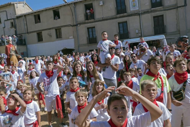 Eduardo Sanz, teniente de alcalde y concejal de Cárcar, fue el encargado de iniciar las fiestas en honor a la Santa Cruz