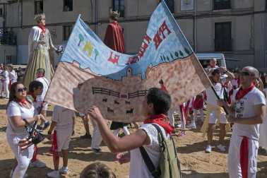 Eduardo Sanz, teniente de alcalde y concejal de Cárcar, fue el encargado de iniciar las fiestas en honor a la Santa Cruz