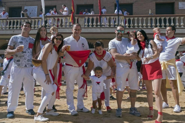 Eduardo Sanz, teniente de alcalde y concejal de Cárcar, fue el encargado de iniciar las fiestas en honor a la Santa Cruz