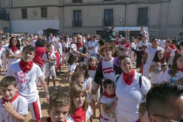 Eduardo Sanz, teniente de alcalde y concejal de Cárcar, fue el encargado de iniciar las fiestas en honor a la Santa Cruz