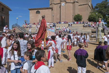 Eduardo Sanz, teniente de alcalde y concejal de Cárcar, fue el encargado de iniciar las fiestas en honor a la Santa Cruz