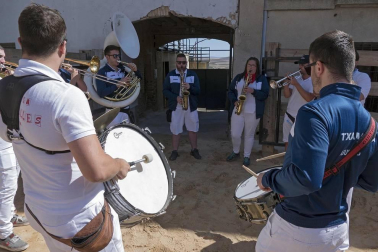 Eduardo Sanz, teniente de alcalde y concejal de Cárcar, fue el encargado de iniciar las fiestas en honor a la Santa Cruz