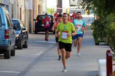 Javier Nagore y Deysi Gutiérrez entraron este sábado por la puerta grande de la plaza de toros de Lodosa en la V edición del Toro Soga Running de Lodosa.