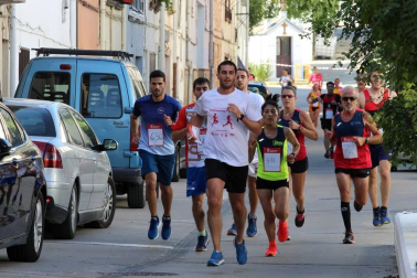 Javier Nagore y Deysi Gutiérrez entraron este sábado por la puerta grande de la plaza de toros de Lodosa en la V edición del Toro Soga Running de Lodosa.