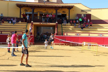 Javier Nagore y Deysi Gutiérrez entraron este sábado por la puerta grande de la plaza de toros de Lodosa en la V edición del Toro Soga Running de Lodosa.