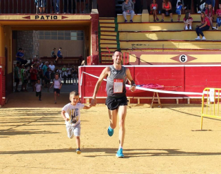 Javier Nagore y Deysi Gutiérrez entraron este sábado por la puerta grande de la plaza de toros de Lodosa en la V edición del Toro Soga Running de Lodosa.
