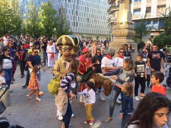 Salida de la comparsa de Gigantes y Cabezudos de Pamplona por el Privilegio de la Unión