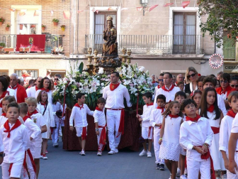 Los cirboneros no faltaron a su cita y perfectamente ataviados con la tradicional indumentaria blanca y roja, cientos de vecinos se apostaron ayer en la puerta de la parroquia de San Juan Bautista para acompañar a su patrona, la Virgen de la Paz, en su procesión.