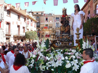 Los cirboneros no faltaron a su cita y perfectamente ataviados con la tradicional indumentaria blanca y roja, cientos de vecinos se apostaron ayer en la puerta de la parroquia de San Juan Bautista para acompañar a su patrona, la Virgen de la Paz, en su procesión.