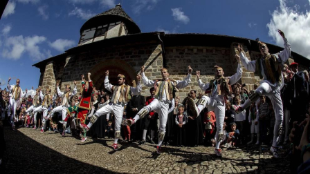 Los ochagaviarras celebraron el segundo día de fiestas con bailes de los danzantes, música de los gaiteros y una procesión a la Virgen de Muskilda.