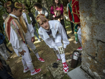 Los ochagaviarras celebraron el segundo día de fiestas con bailes de los danzantes, música de los gaiteros y una procesión a la Virgen de Muskilda.