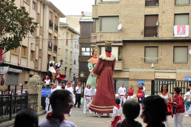 Los peralteses despidieron el domingo a sus gigantes y cabezudos con un multitudinario acto en el que también se le quito el pañuelo a la patrona.