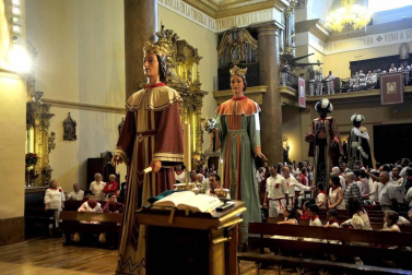 Los peralteses despidieron el domingo a sus gigantes y cabezudos con un multitudinario acto en el que también se le quito el pañuelo a la patrona.