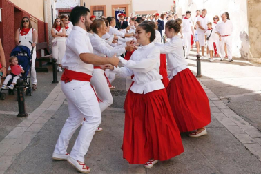 Un buen número de vecinos y visitantes arroparon ayer a la imagen de la Virgen del Rosario durante su procesión por las calles más céntricas de Ablitas.
