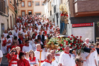 Un buen número de vecinos y visitantes arroparon ayer a la imagen de la Virgen del Rosario durante su procesión por las calles más céntricas de Ablitas.