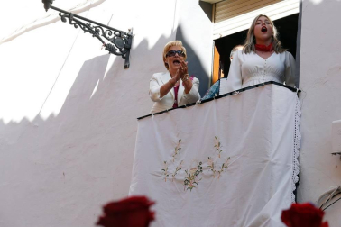 Un buen número de vecinos y visitantes arroparon ayer a la imagen de la Virgen del Rosario durante su procesión por las calles más céntricas de Ablitas.