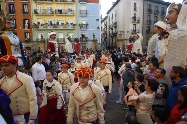 Los gigantes y cabezudos conmemoran en las calles de Pamplona el Privilegio de la Unión