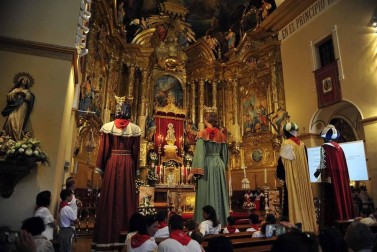 Los peralteses despidieron el domingo a sus gigantes y cabezudos con un multitudinario acto en el que también se le quito el pañuelo a la patrona.