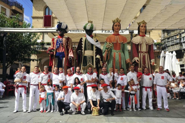 Los peralteses despidieron el domingo a sus gigantes y cabezudos con un multitudinario acto en el que también se le quito el pañuelo a la patrona.