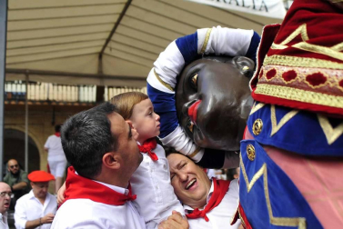 Los peralteses despidieron el domingo a sus gigantes y cabezudos con un multitudinario acto en el que también se le quito el pañuelo a la patrona.