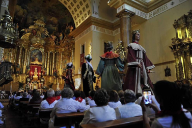 Los peralteses despidieron el domingo a sus gigantes y cabezudos con un multitudinario acto en el que también se le quito el pañuelo a la patrona.