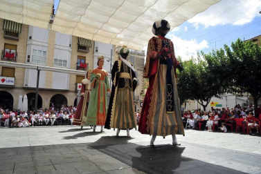 Los peralteses despidieron el domingo a sus gigantes y cabezudos con un multitudinario acto en el que también se le quito el pañuelo a la patrona.