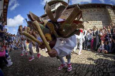 Los ochagaviarras celebraron el segundo día de fiestas con bailes de los danzantes, música de los gaiteros y una procesión a la Virgen de Muskilda.