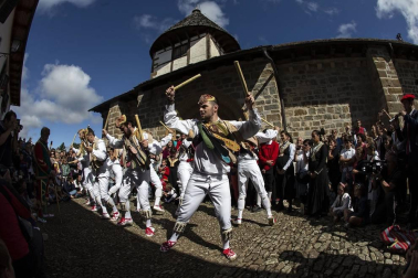 Los ochagaviarras celebraron el segundo día de fiestas con bailes de los danzantes, música de los gaiteros y una procesión a la Virgen de Muskilda.