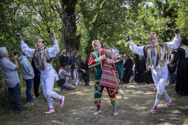 Los ochagaviarras celebraron el segundo día de fiestas con bailes de los danzantes, música de los gaiteros y una procesión a la Virgen de Muskilda.