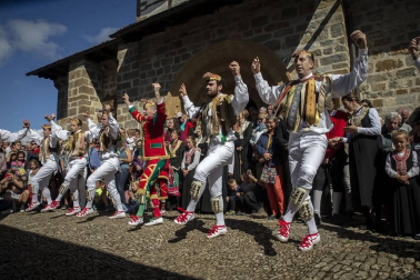 Los ochagaviarras celebraron el segundo día de fiestas con bailes de los danzantes, música de los gaiteros y una procesión a la Virgen de Muskilda.