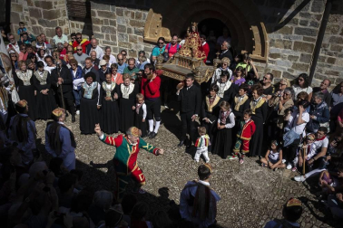 Los ochagaviarras celebraron el segundo día de fiestas con bailes de los danzantes, música de los gaiteros y una procesión a la Virgen de Muskilda.