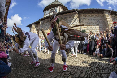 Los ochagaviarras celebraron el segundo día de fiestas con bailes de los danzantes, música de los gaiteros y una procesión a la Virgen de Muskilda.