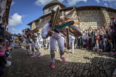 Los ochagaviarras celebraron el segundo día de fiestas con bailes de los danzantes, música de los gaiteros y una procesión a la Virgen de Muskilda.